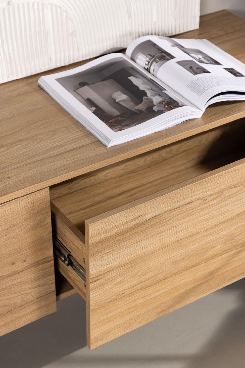 Frihamn Kommode von Venture Home, rechteckiges Sideboard aus MDF, Kunststoff und Pappel in Nussbaum mit Walnuss-Maserung.