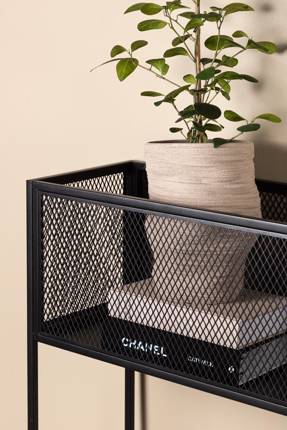Netz Blumenregal in Schwarz präsentiert im Onlineshop von KAQTU Design AG. Standregal ist von Venture Home