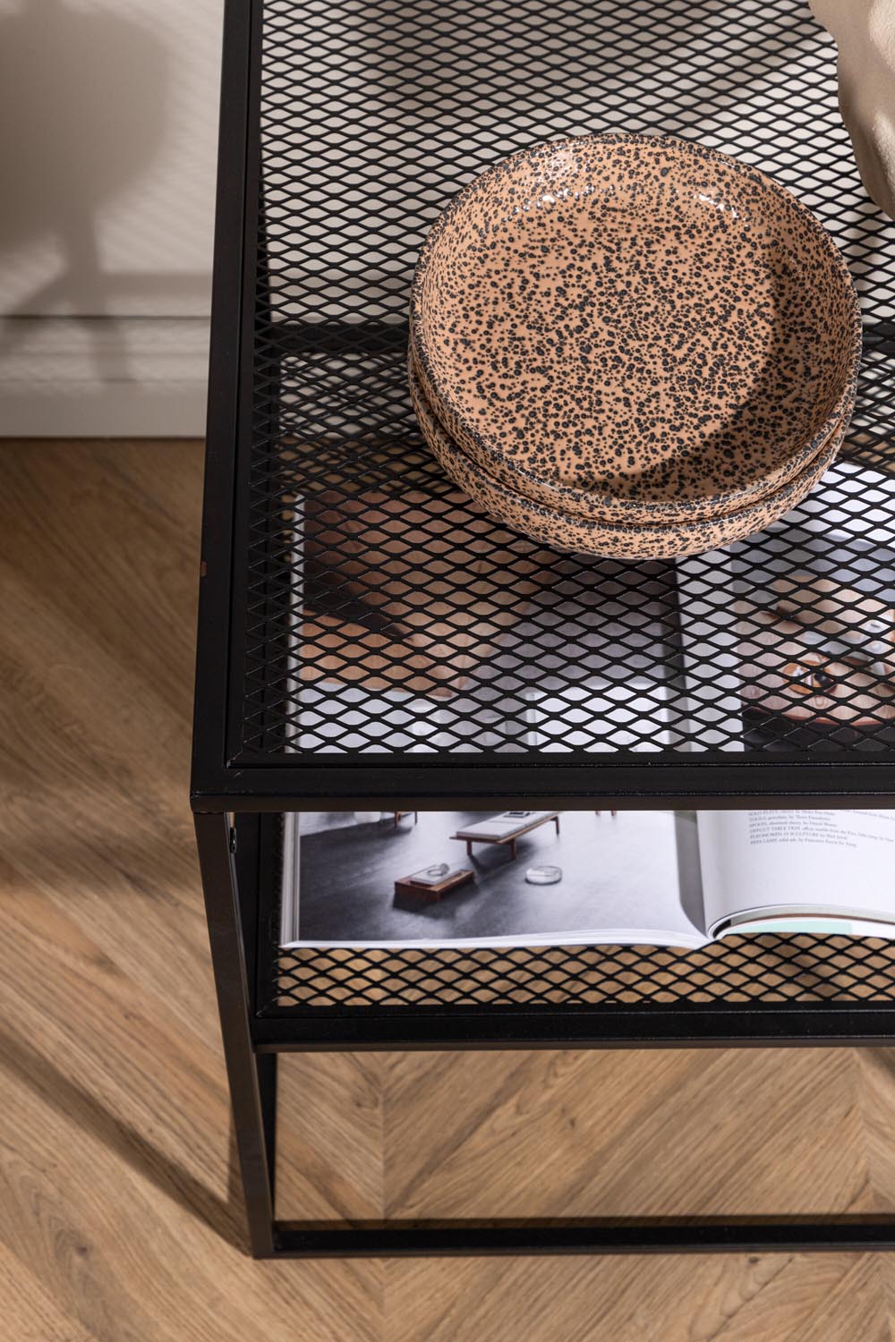 Netz Beistelltisch in Schwarz präsentiert im Onlineshop von KAQTU Design AG. Beistelltisch ist von Venture Home