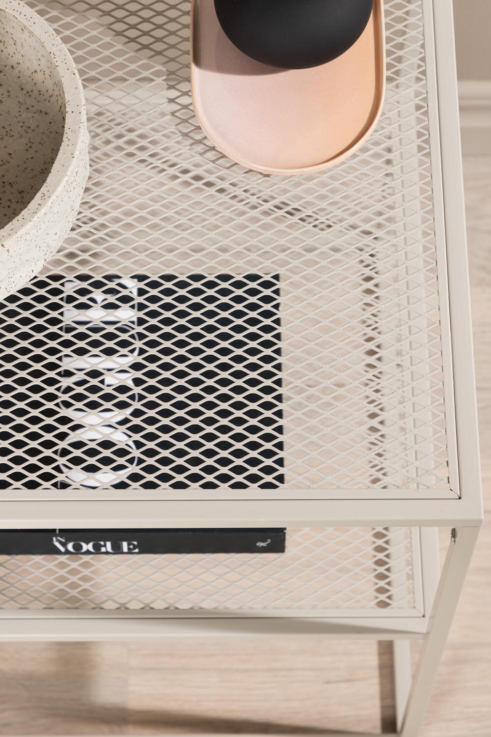Netz Beistelltisch in Beige präsentiert im Onlineshop von KAQTU Design AG. Beistelltisch ist von Venture Home