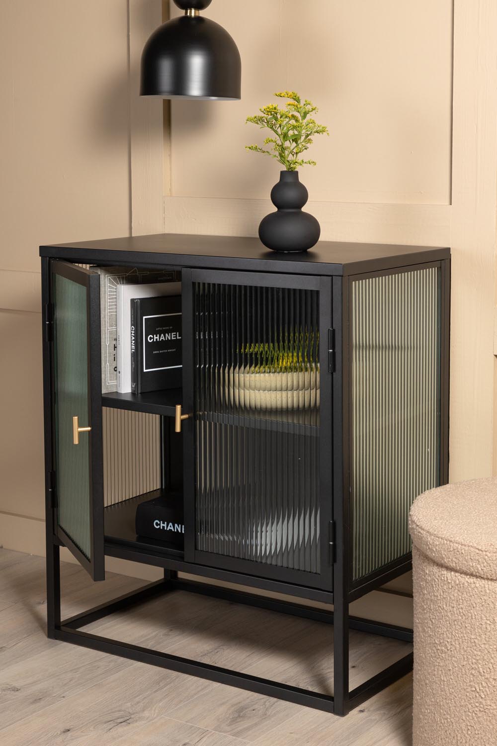 Garis Cabinet in Schwarz präsentiert im Onlineshop von KAQTU Design AG. Cabinet ist von Venture Home