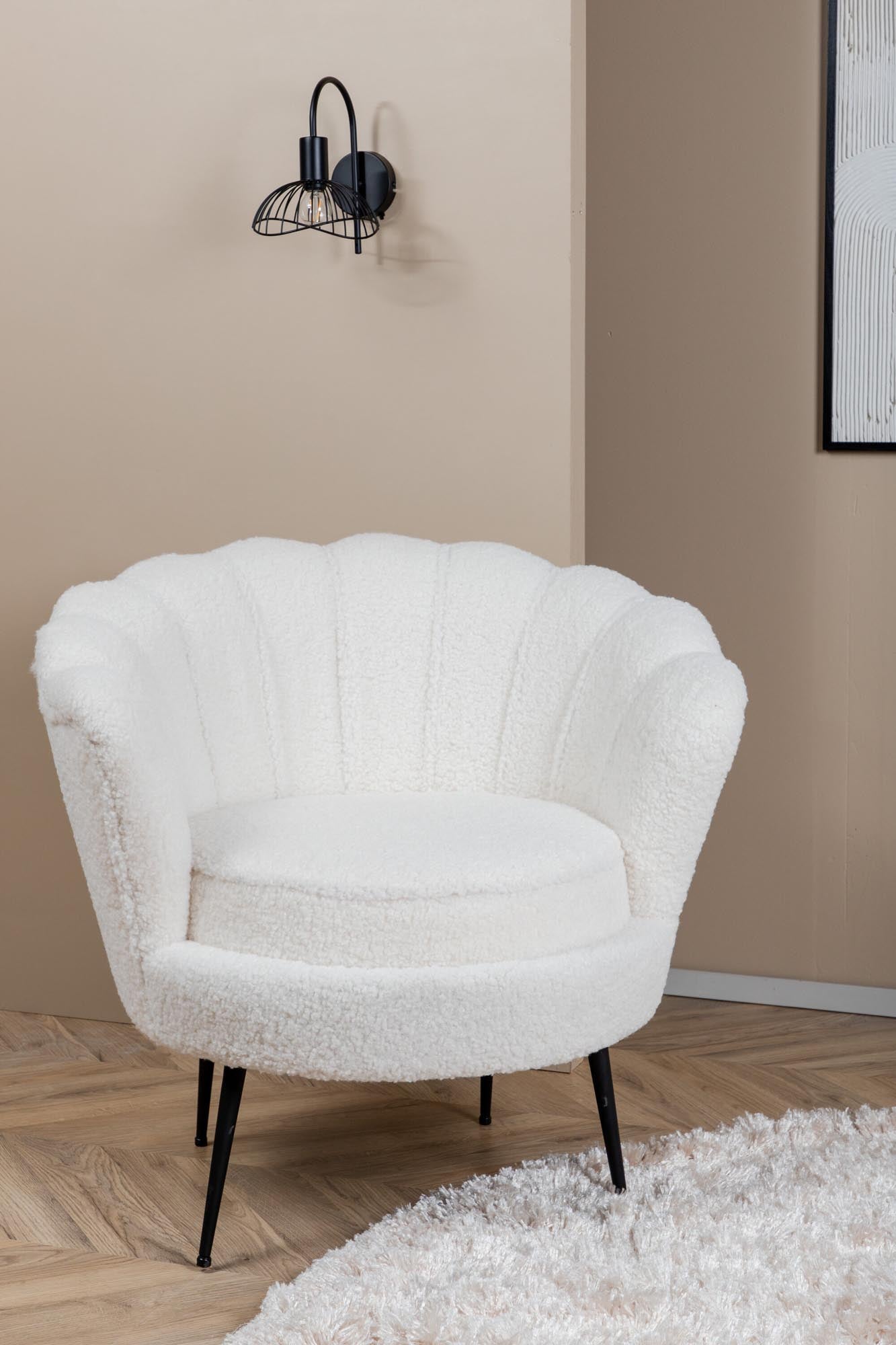 Calais Sessel in Weiss präsentiert im Onlineshop von KAQTU Design AG. Sessel mit Armlehnen ist von Venture Home