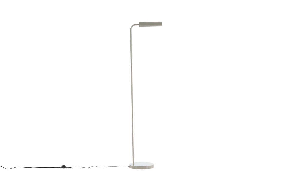 Schlanke Stehleuchte in Beige aus PVC und Stahl, schmaler Lampenschirm auf hohem Standfuss, schlichte moderne Form.