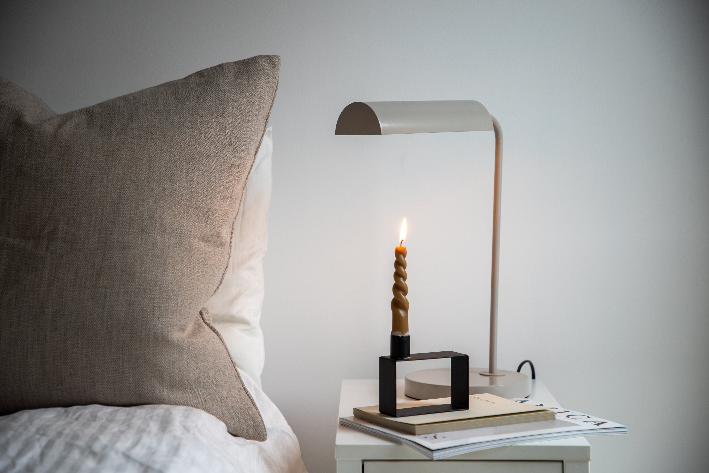 Harmonica Tischleuchte in Beige präsentiert im Onlineshop von KAQTU Design AG. Tischleuchte ist von Venture Home