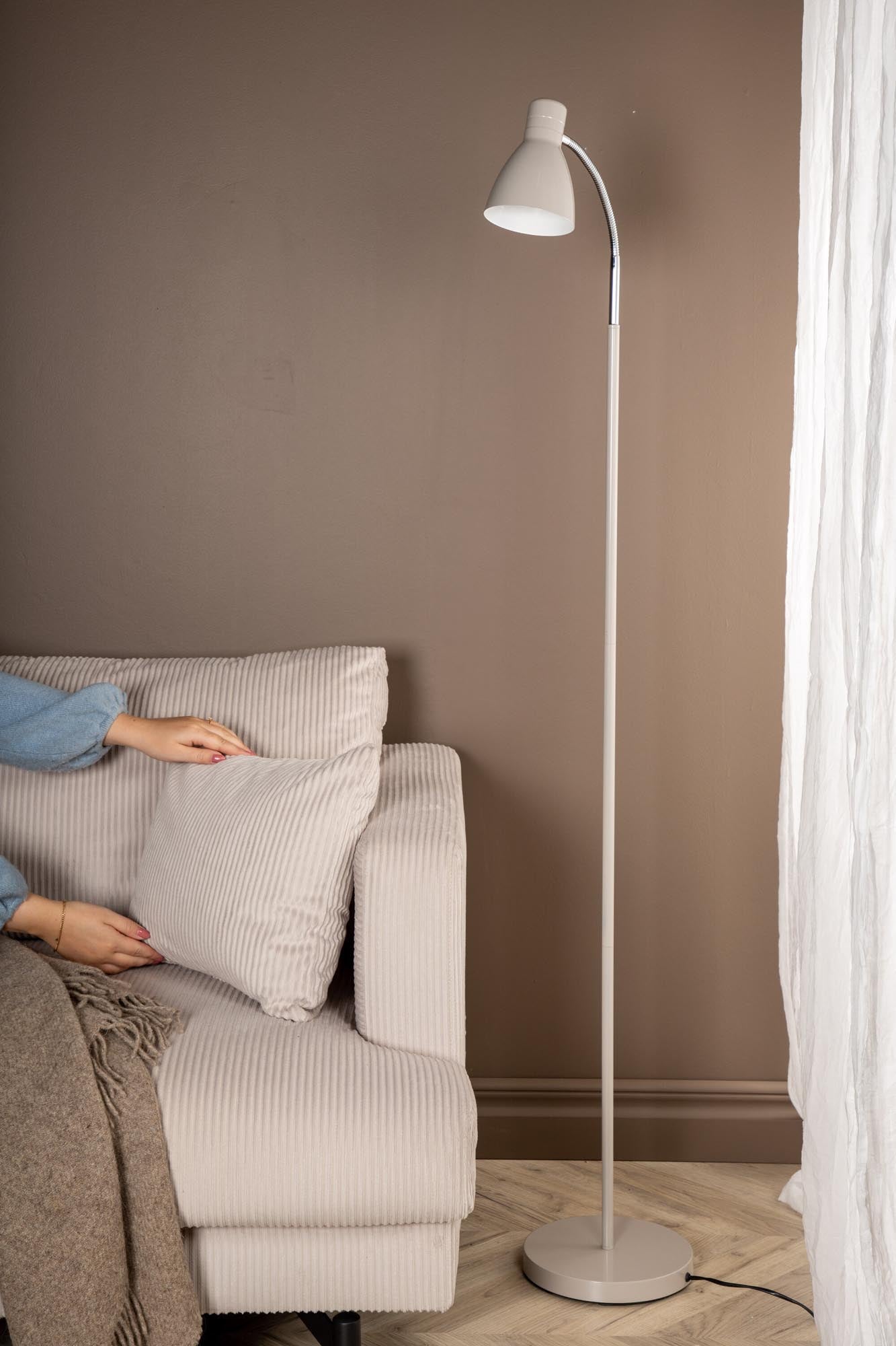 Entdecken Sie die Lina Stehleuchte von Venture Home: Stilvolles Lichtobjekt, drehbare Beleuchtung, langlebige Materialien, harmonische beige Farbe.