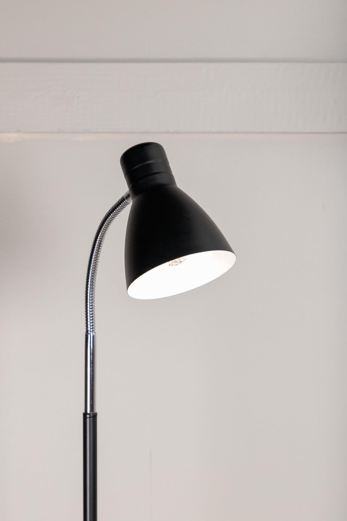 Lina Stehleuchte in Schwarz präsentiert im Onlineshop von KAQTU Design AG. Stehleuchte ist von Venture Home