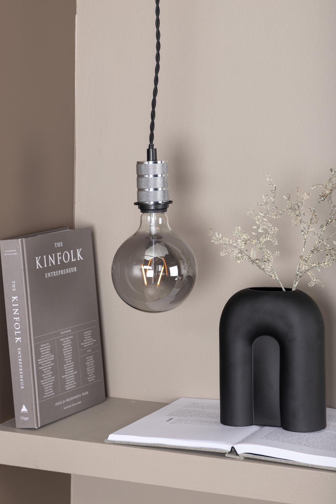 Die Line Pendelleuchte von Venture Home vereint modernes Design mit vielseitiger Funktionalität und schafft eine einladende Atmosphäre in jedem Zuhause.