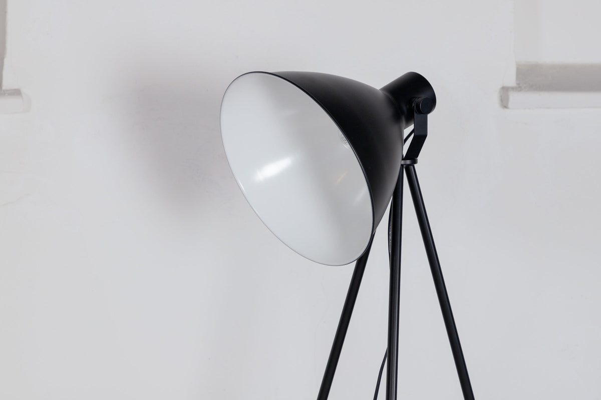 Tiv Stehleuchte in Schwarz präsentiert im Onlineshop von KAQTU Design AG. Stehleuchte ist von Venture Home