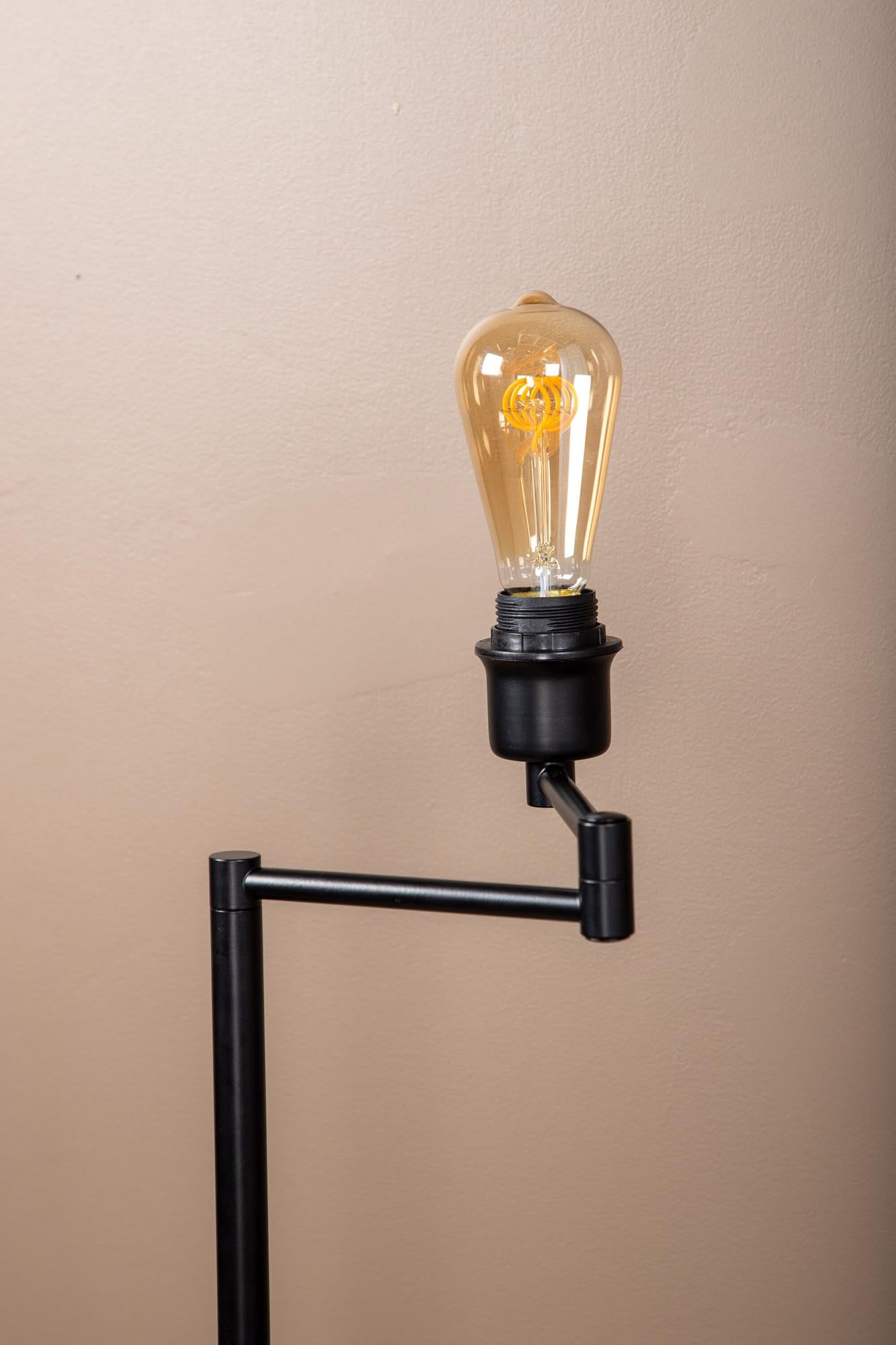 Virro Stehleuchte in Schwarz präsentiert im Onlineshop von KAQTU Design AG. Stehleuchte ist von Venture Home