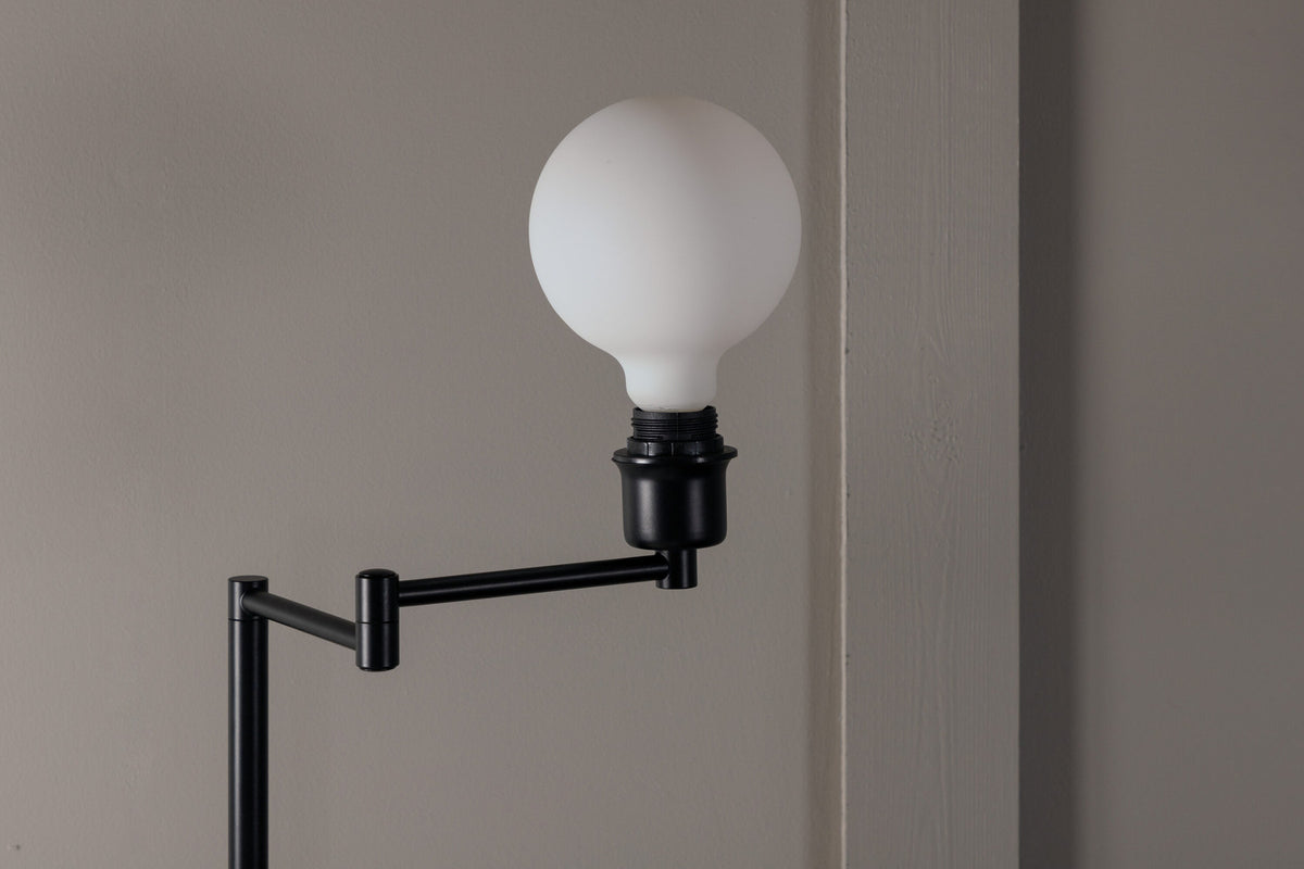 Virro Stehleuchte in Schwarz präsentiert im Onlineshop von KAQTU Design AG. Stehleuchte ist von Venture Home