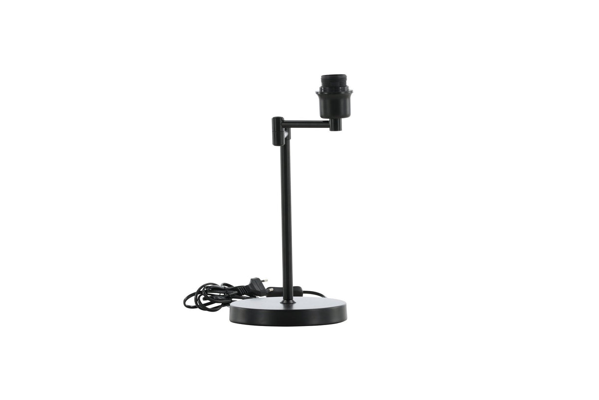 Schwarze Virro Tischleuchte aus PVC und Stahl mit verstellbarem Ständer und offen sichtbarer Glühbirne, freistehend fotografiert.