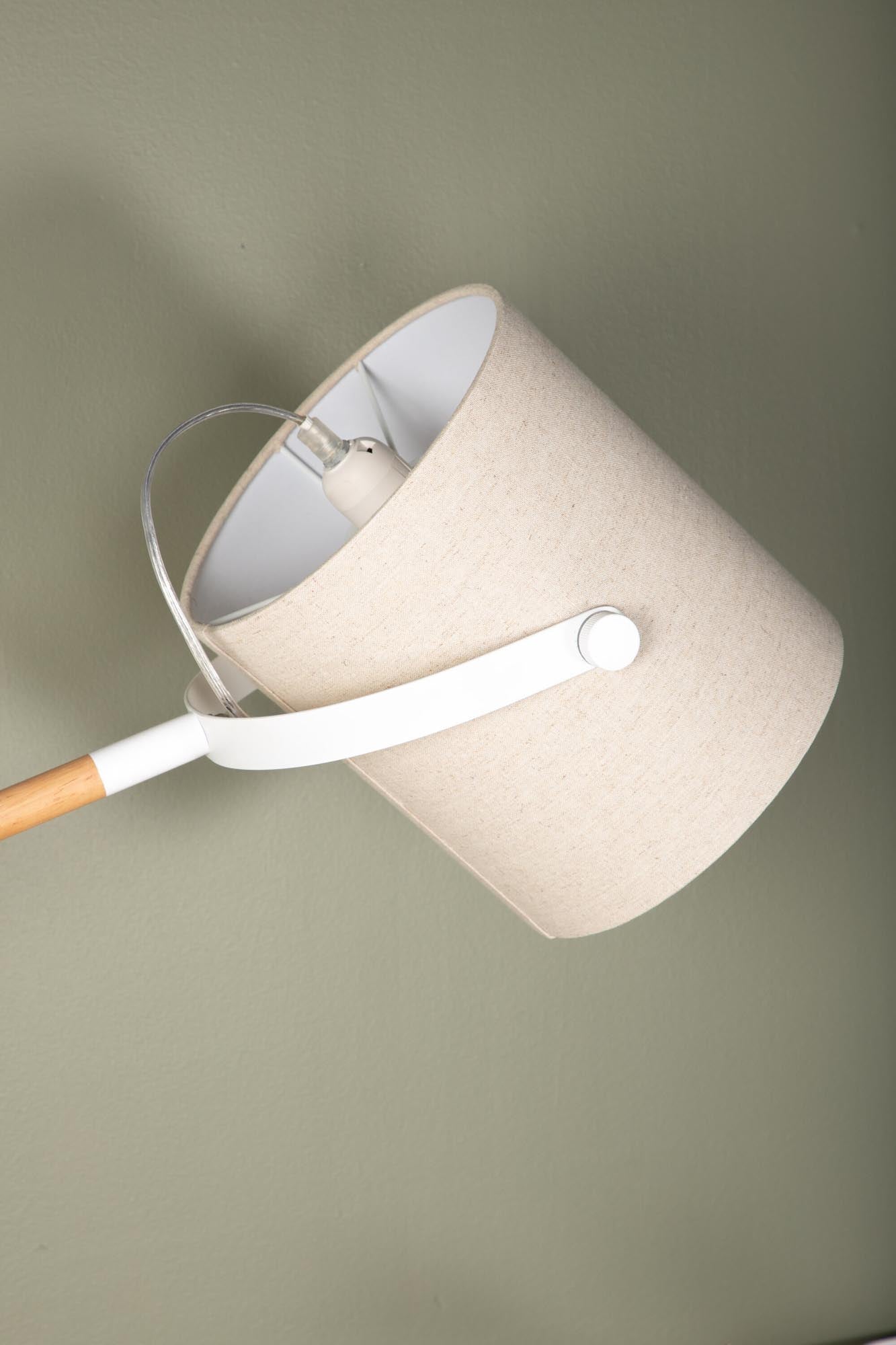 Dennis Stehleuchte in Weiss präsentiert im Onlineshop von KAQTU Design AG. Stehleuchte ist von Venture Home