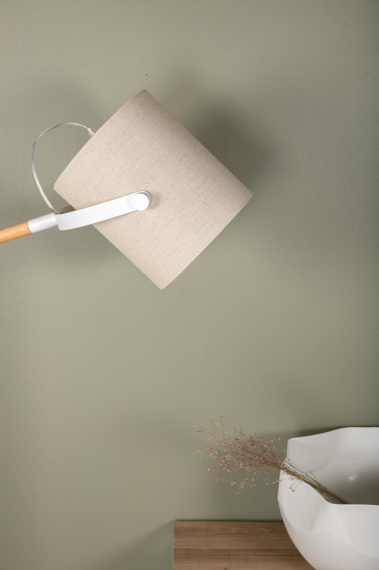 Dennis Stehleuchte in Weiss präsentiert im Onlineshop von KAQTU Design AG. Stehleuchte ist von Venture Home