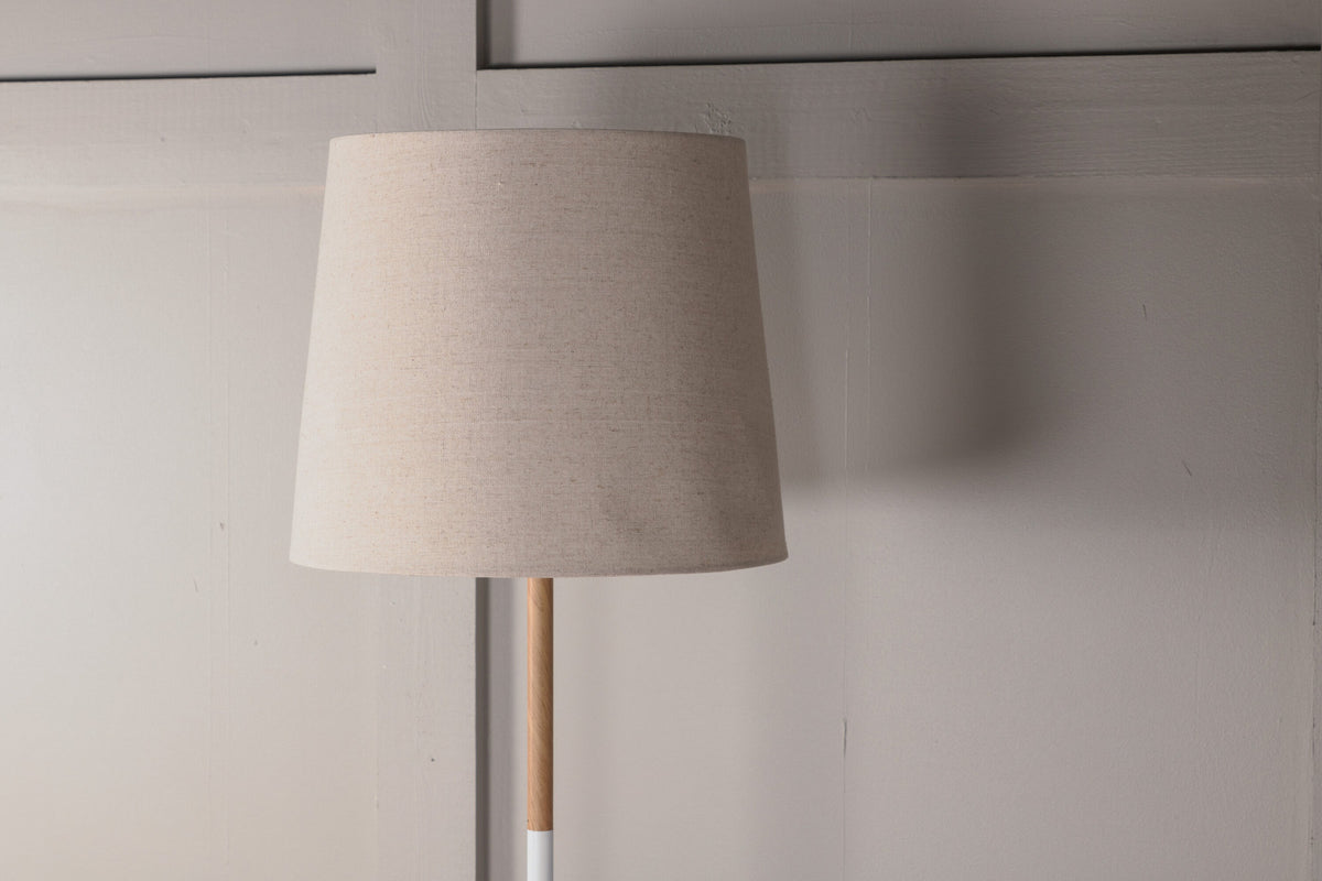 Hattman Stehleuchte in Beige präsentiert im Onlineshop von KAQTU Design AG. Stehleuchte ist von Venture Home