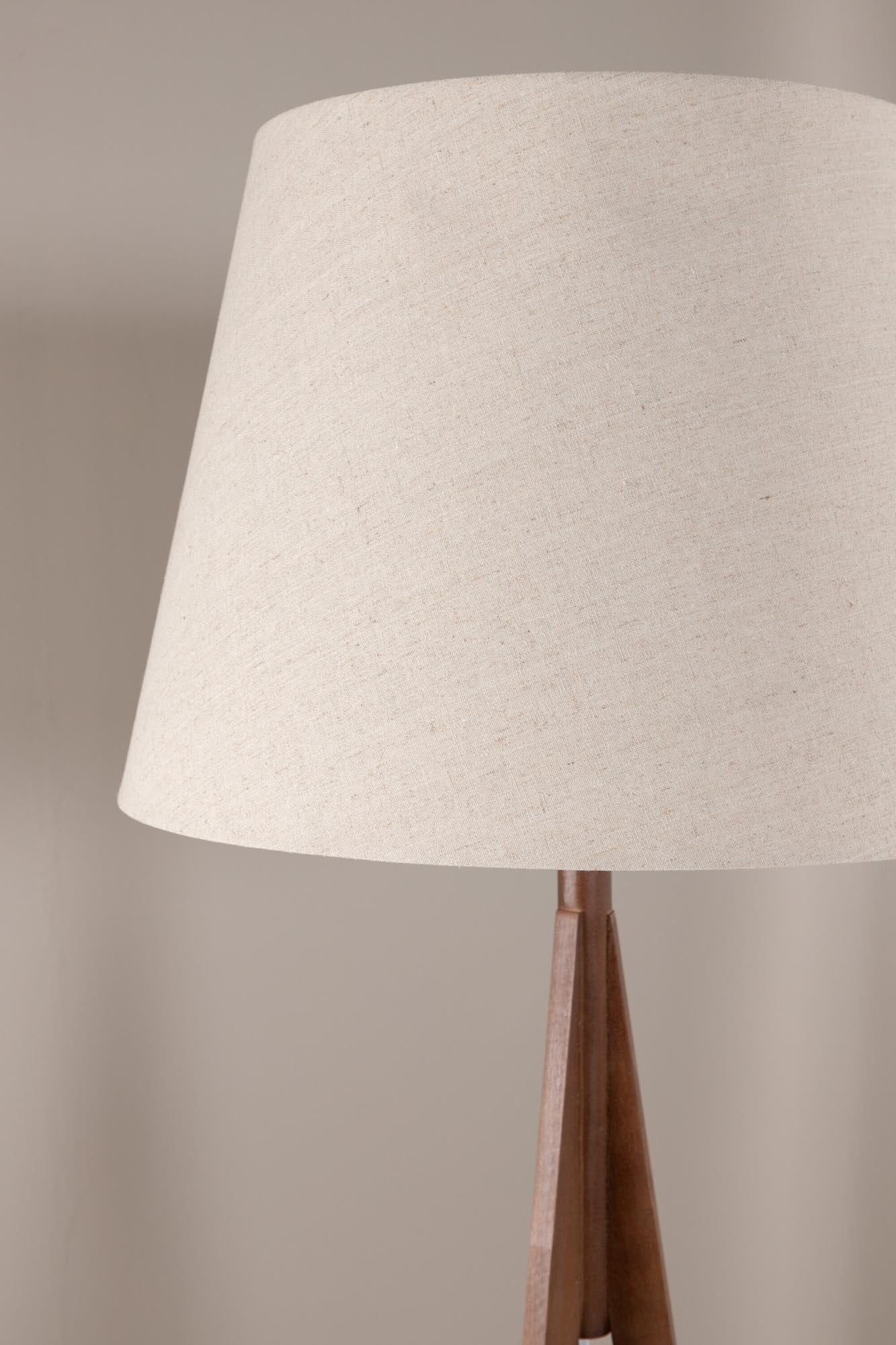 Kona Stehleuchte in Braun präsentiert im Onlineshop von KAQTU Design AG. Stehleuchte ist von Venture Home