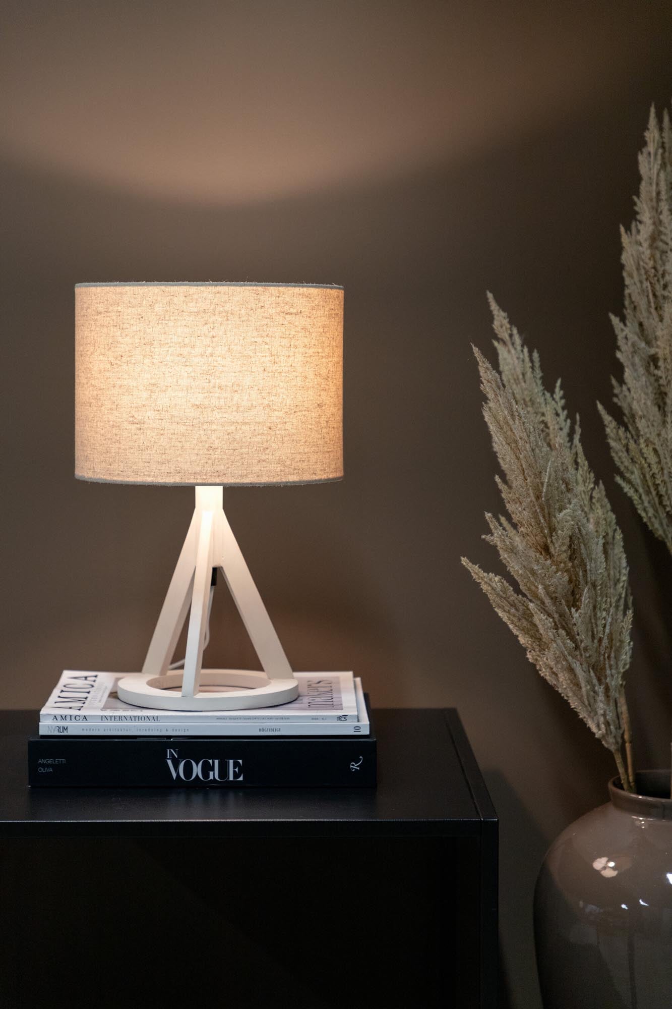 Kona Tischleuchte in Weiss präsentiert im Onlineshop von KAQTU Design AG. Tischleuchte ist von Venture Home