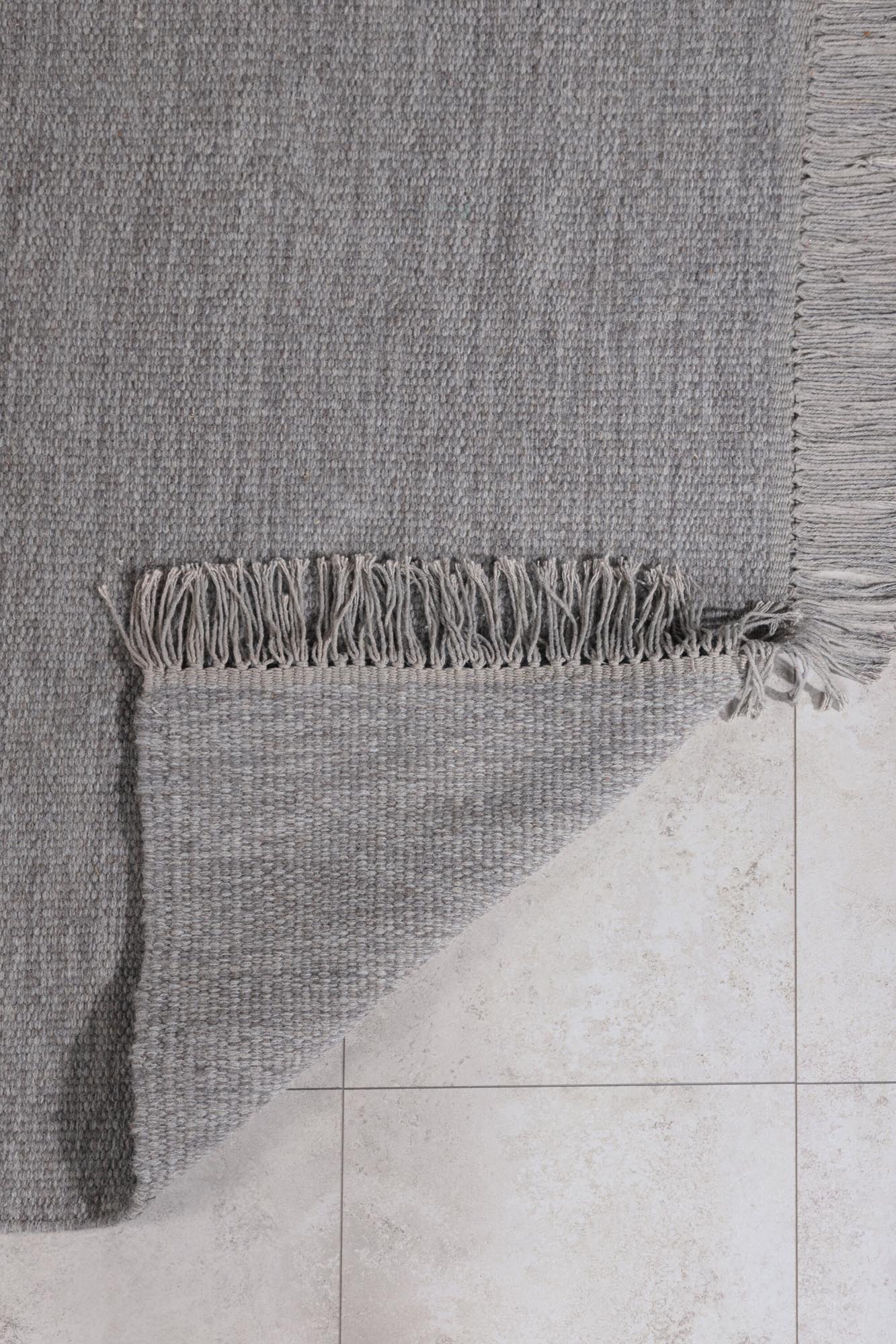 Cyrus Teppich in Grau präsentiert im Onlineshop von KAQTU Design AG. Teppich ist von Venture Home