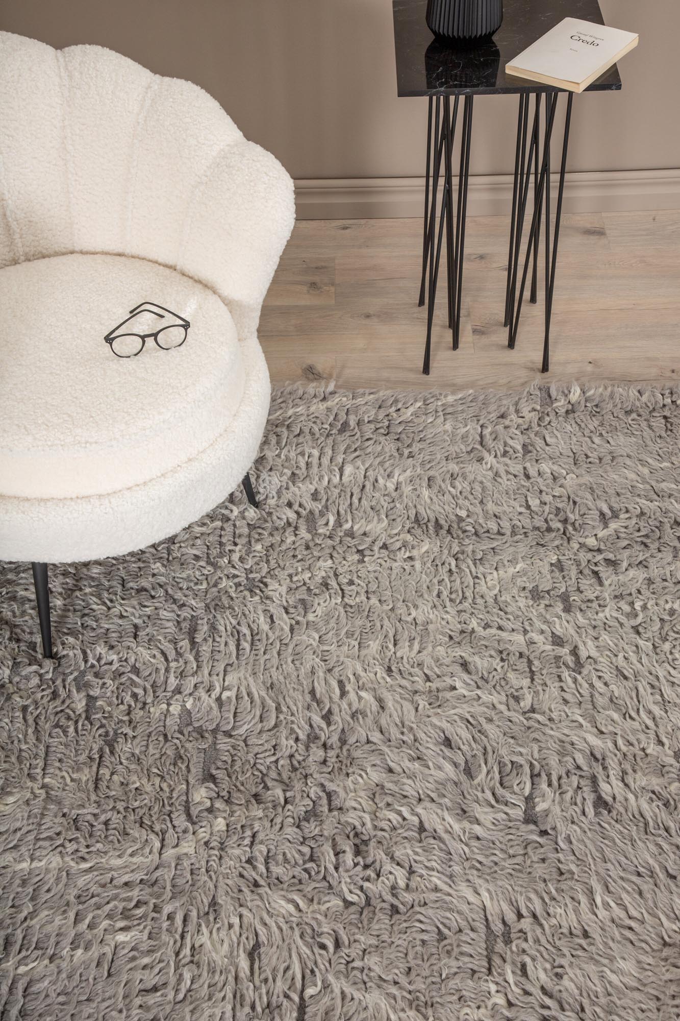 Leiko Teppich in Grau präsentiert im Onlineshop von KAQTU Design AG. Teppich ist von Venture Home
