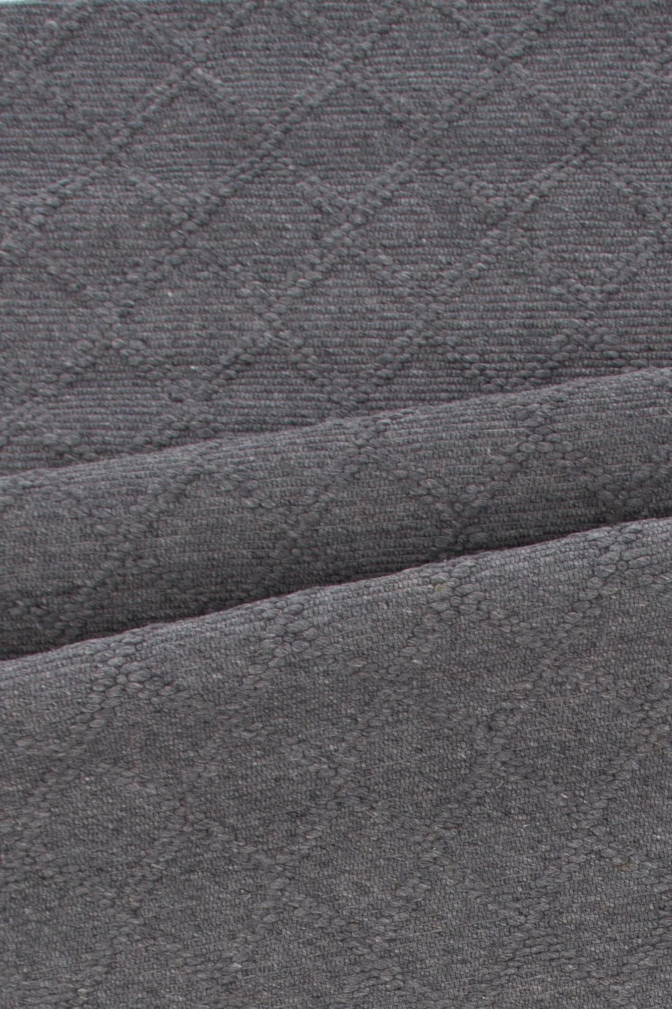 Cloudy Teppich: Stilvoller Wollteppich mit sanften Beigetönen für einladende Wohnräume.