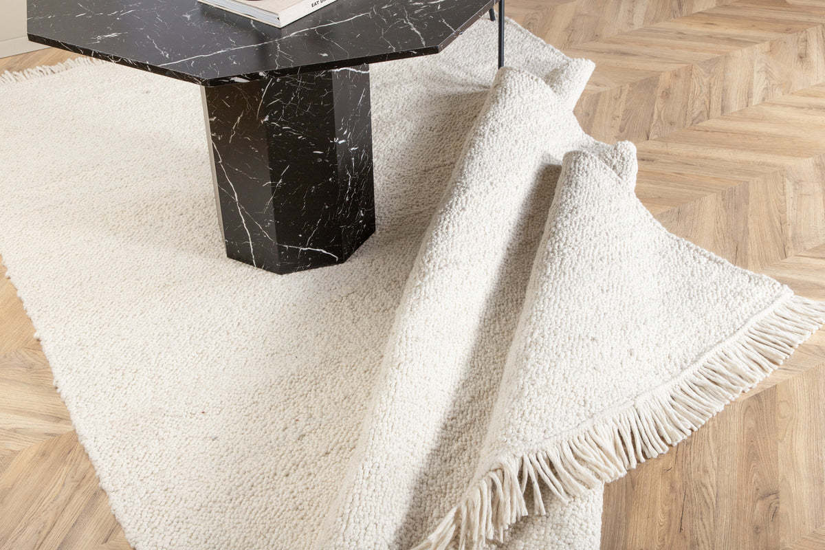 Betina Teppich in Weiss präsentiert im Onlineshop von KAQTU Design AG. Teppich ist von Venture Home