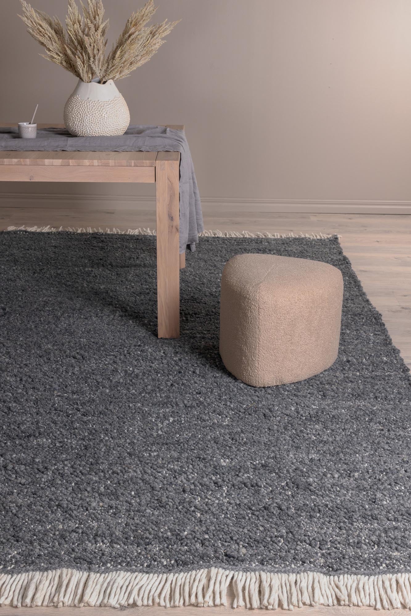 Betina Teppich in Grau präsentiert im Onlineshop von KAQTU Design AG. Teppich ist von Venture Home