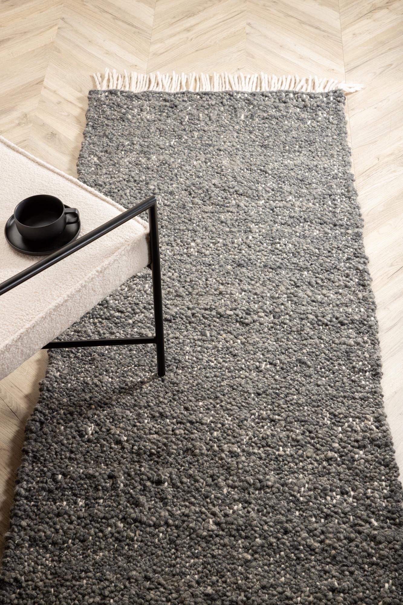 Betina Teppich in Grau präsentiert im Onlineshop von KAQTU Design AG. Teppich ist von Venture Home