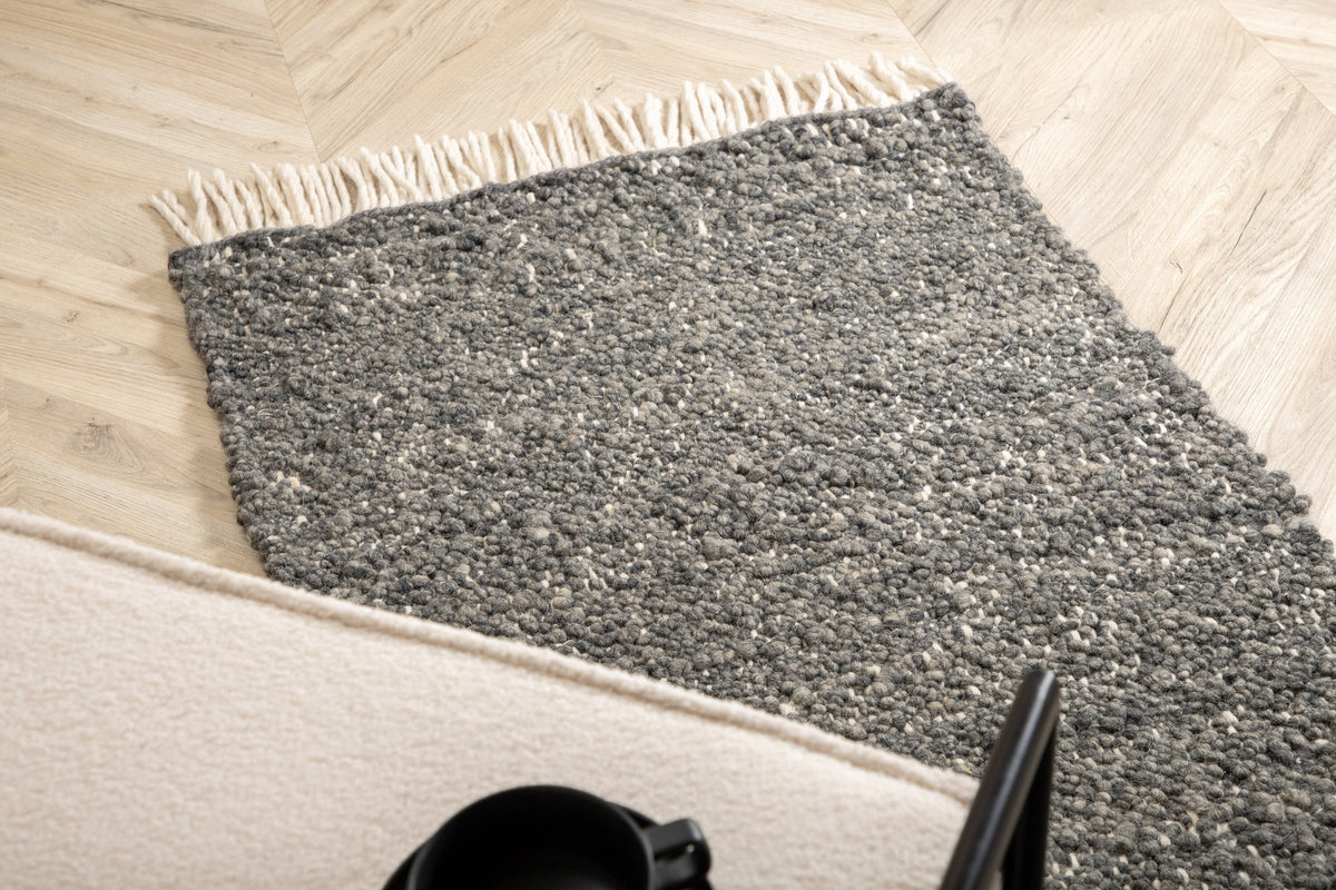 Betina Teppich in Grau präsentiert im Onlineshop von KAQTU Design AG. Teppich ist von Venture Home