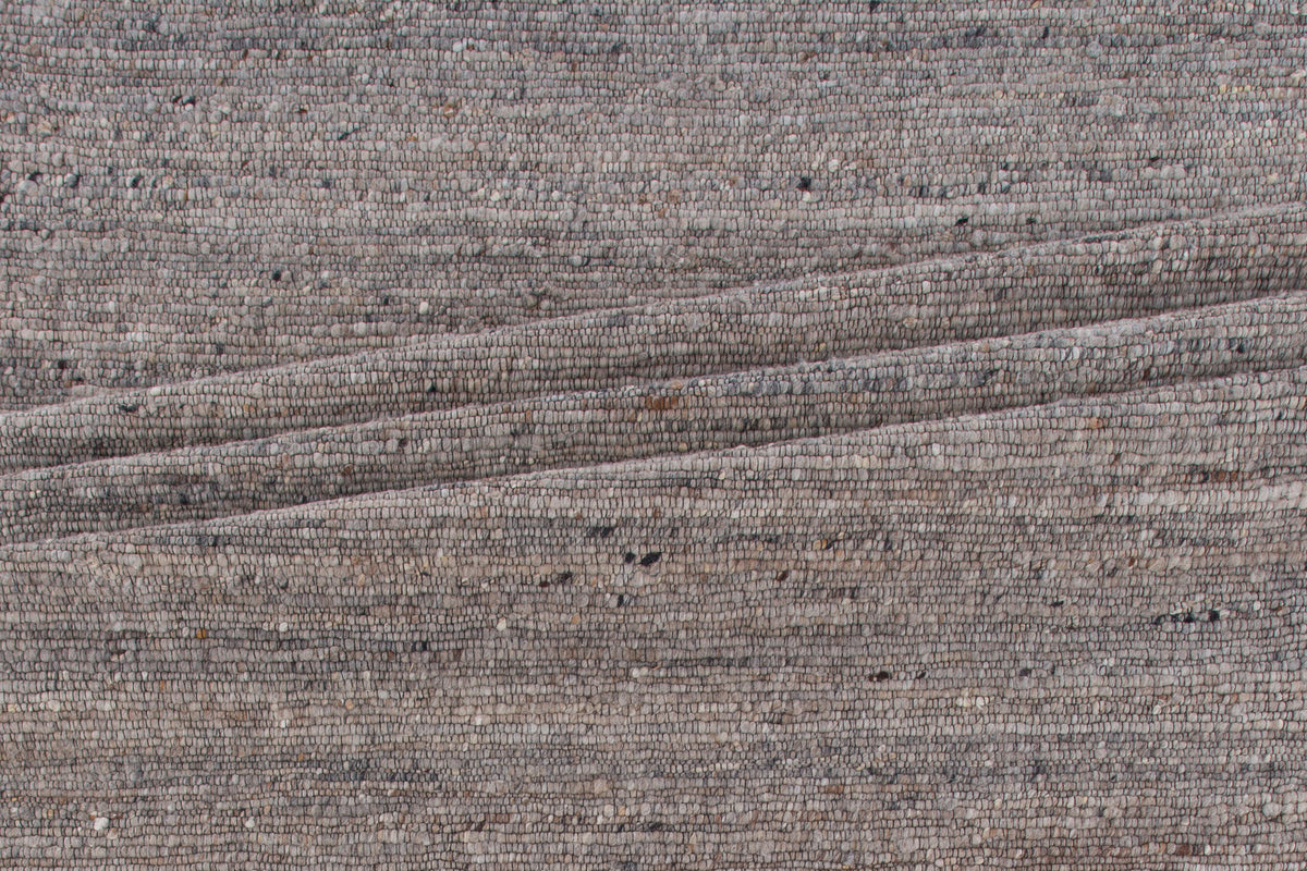 Lumpenteppich in Grau präsentiert im Onlineshop von KAQTU Design AG. Teppich ist von Venture Home