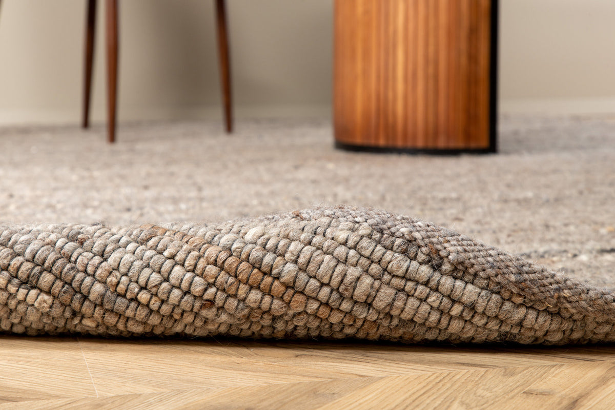 Lumpenteppich in Grau präsentiert im Onlineshop von KAQTU Design AG. Teppich ist von Venture Home