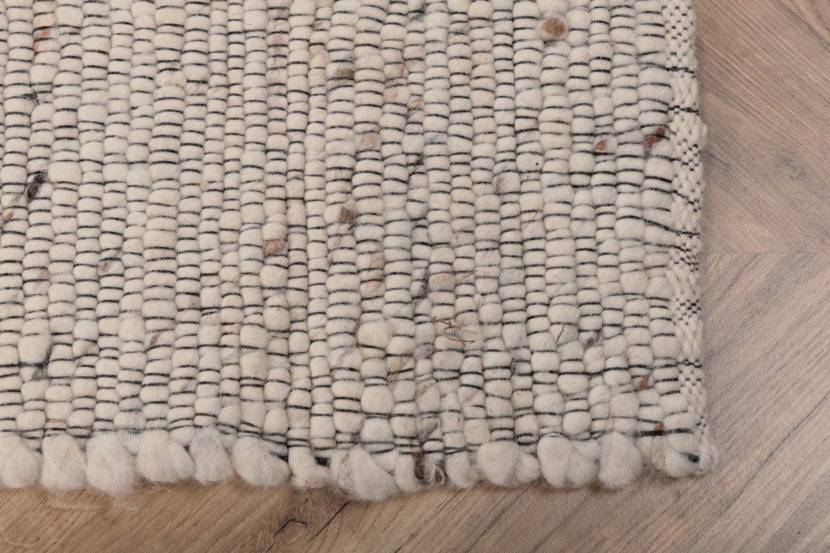 Lumpenteppich in Beige präsentiert im Onlineshop von KAQTU Design AG. Teppich ist von Venture Home