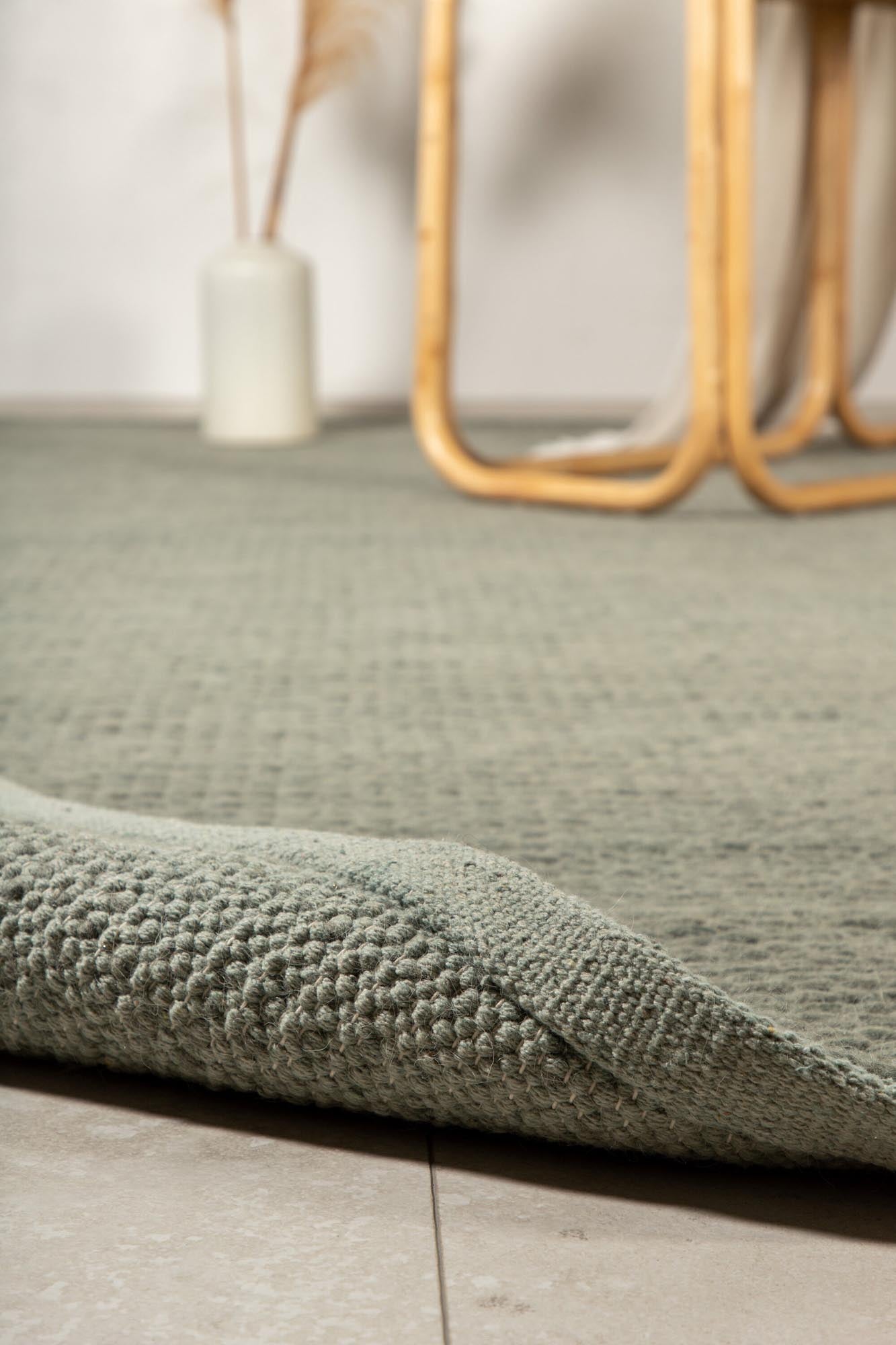 Entdecken Sie die exquisite Marta Wollmatte von Venture Home – ein handgewebter Teppich in stilvollem Knochenweiß, der Komfort und Eleganz vereint.