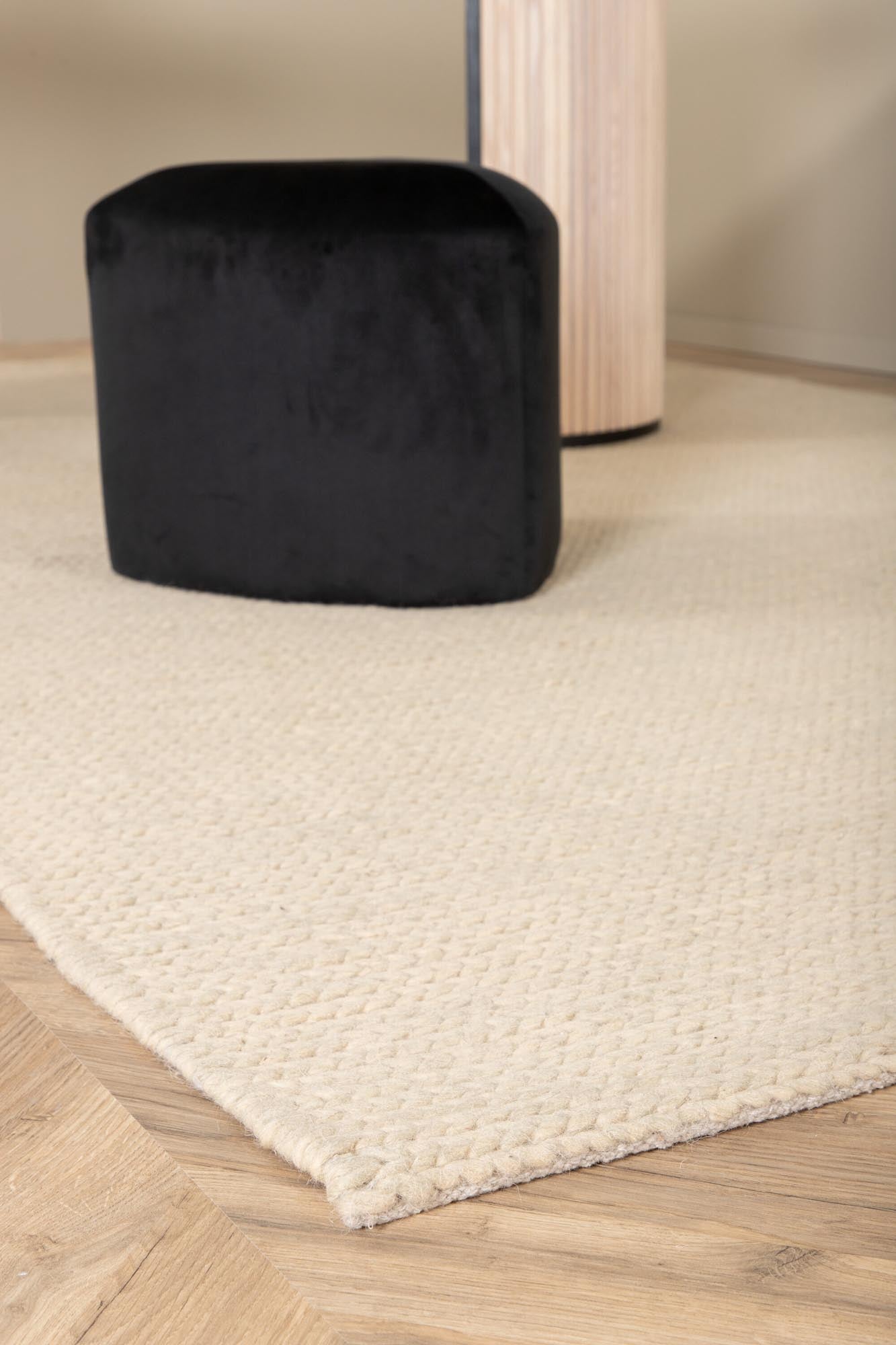 Entdecken Sie die exquisite Marta Wollmatte von Venture Home – ein handgewebter Teppich in stilvollem Knochenweiß, der Komfort und Eleganz vereint.