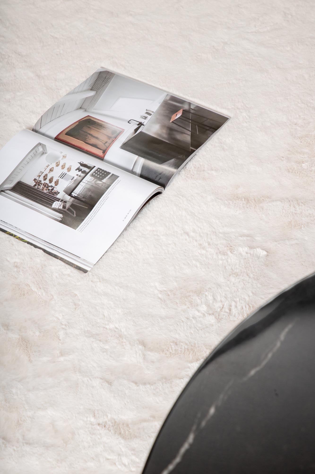 Entdecken Sie den Nina Teppich von Venture Home: eine stilvolle Polyestermatte in edlem Schwarz, die Eleganz und Gemütlichkeit in Ihr Zuhause bringt.