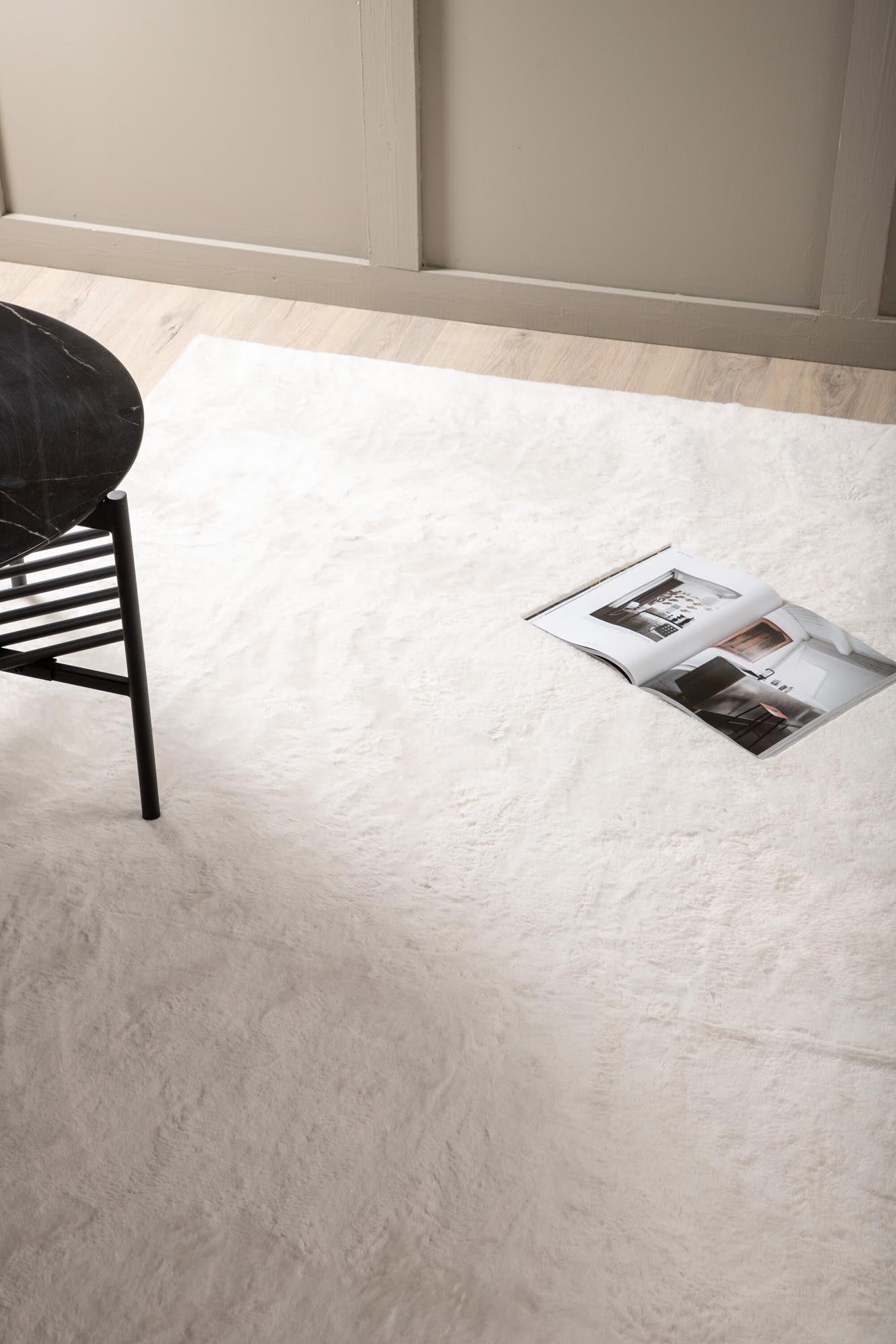 Entdecken Sie den Nina Teppich von Venture Home: eine stilvolle Polyestermatte in edlem Schwarz, die Eleganz und Gemütlichkeit in Ihr Zuhause bringt.