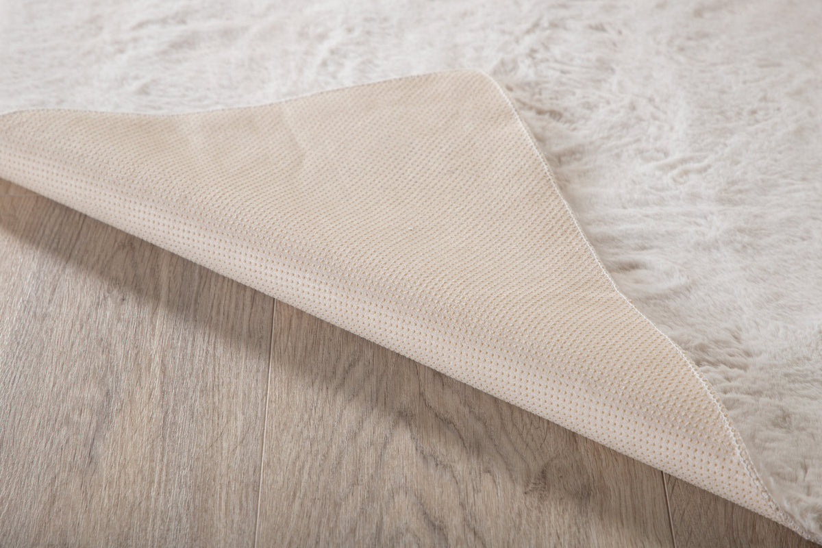 Nina Teppich in Weiss präsentiert im Onlineshop von KAQTU Design AG. Teppich ist von Venture Home