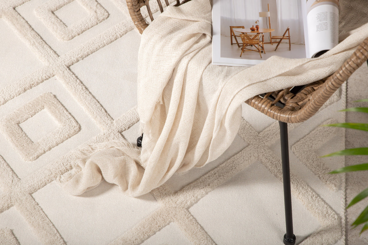 Towa Teppich in Weiss präsentiert im Onlineshop von KAQTU Design AG. Teppich ist von Venture Home