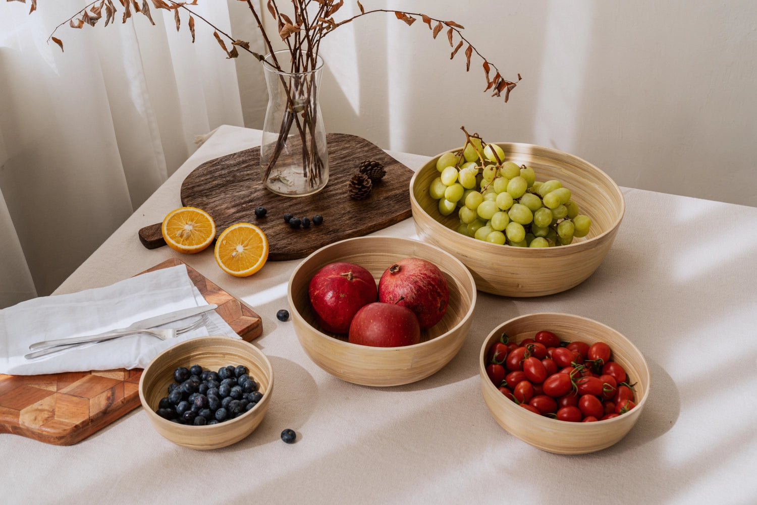 Elegante, große Bambusschüssel (22x8.5 cm) von Nuts Innovations, perfekt für gesunde Snacks und Salate, umweltbewusst und ästhetisch.