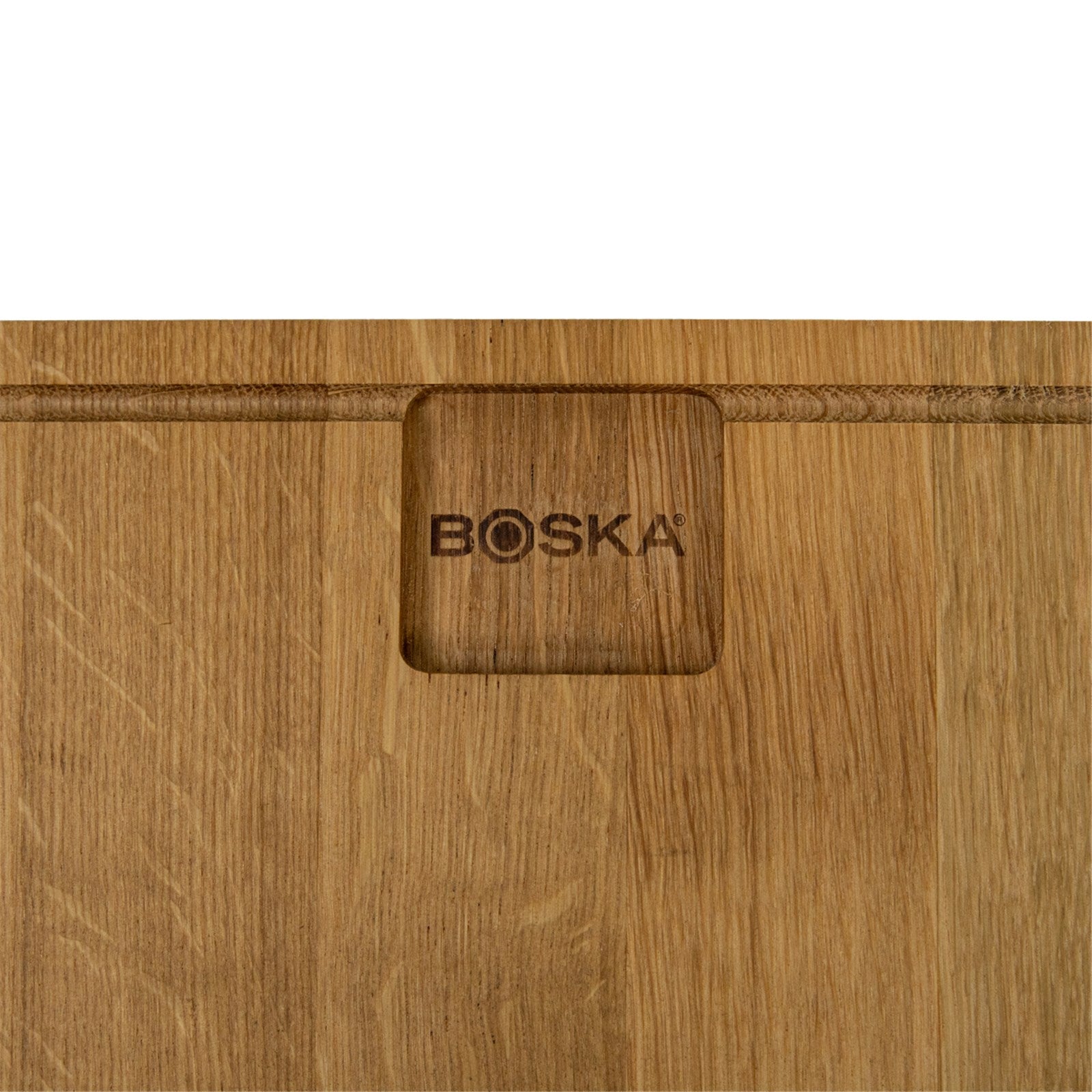 Das Dining Brett Friends M von Boska ist ein stilvolles Eichenbrett, ideal zum Schneiden und Servieren. Kompakt und langlebig, ein Must-Have für jede Küche.