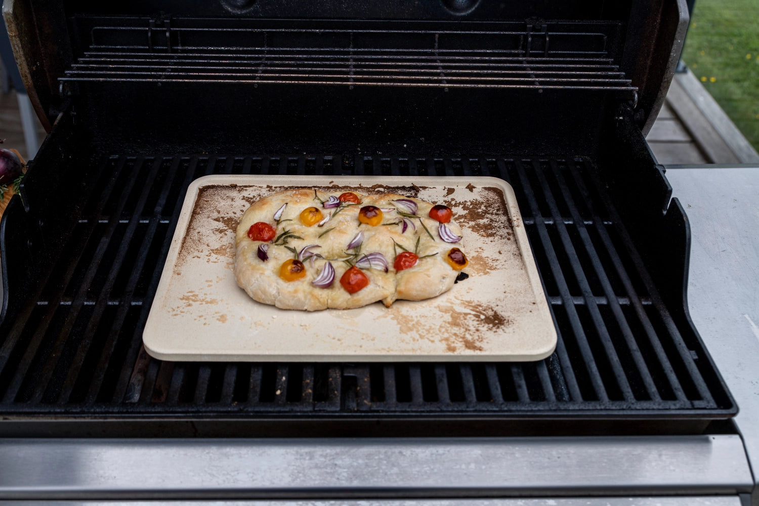 Rechteckiger Pizzastein aus Kordorit (32x40 cm) von Boska, ideal für die Zubereitung von perfekt gebackenen Pizzen zu Hause.
