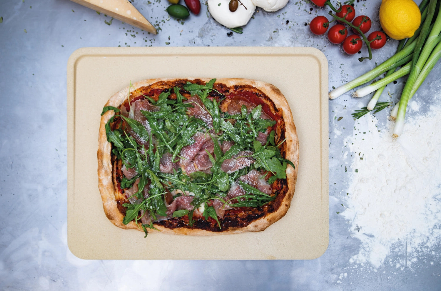 Rechteckiger Pizzastein aus Kordorit (32x40 cm) von Boska, ideal für die Zubereitung von perfekt gebackenen Pizzen mit optimaler Hitzeverteilung.