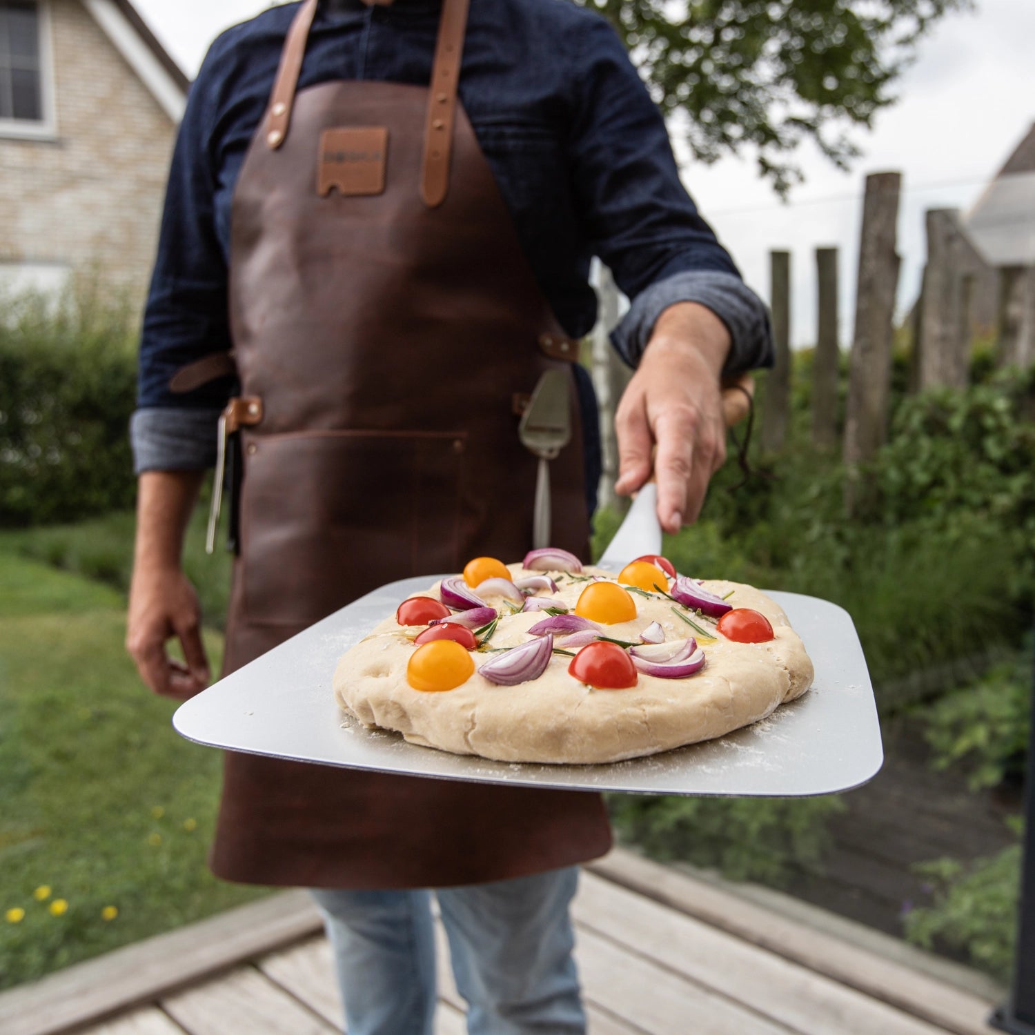 Aluminium Pizzaschaufel mit Eichenholzgriff von Boska, perfekt zum Servieren und Schneiden von Pizza, robust und stilvoll.