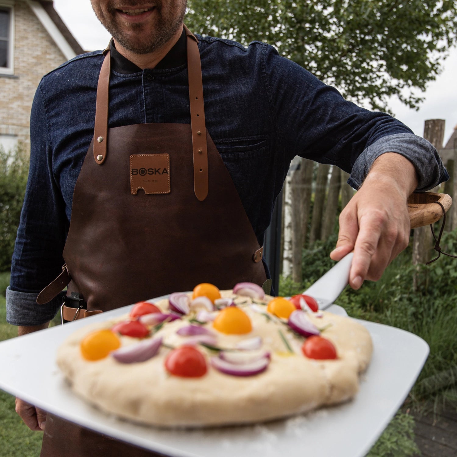 Elegante Pizzaschaufel aus Aluminium mit einem hochwertigen Eichenholzgriff von Boska, ideal für das Servieren und Zubereiten von köstlicher Pizza.