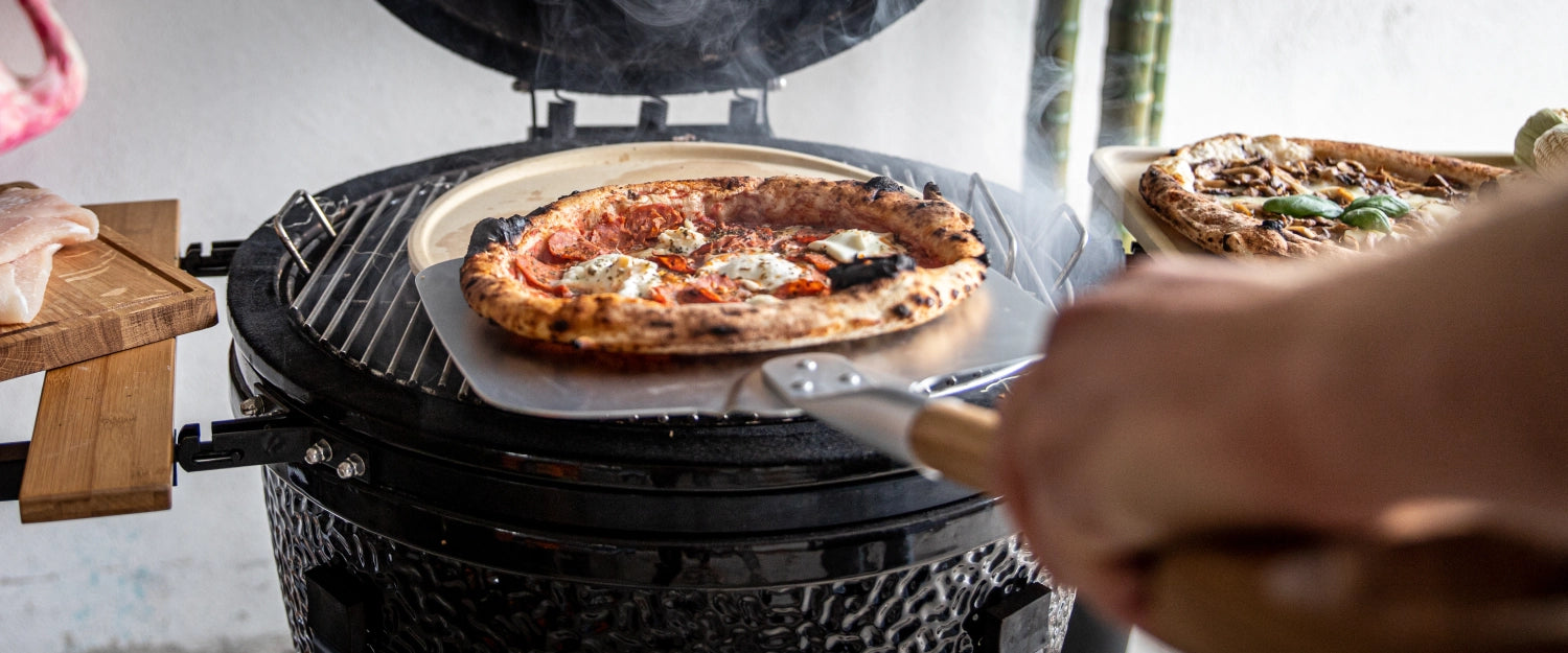 Elegante Pizzaschaufel aus Aluminium mit einem edlen Eichenholzgriff von Boska, ideal für das Backen und Servieren von Pizza.