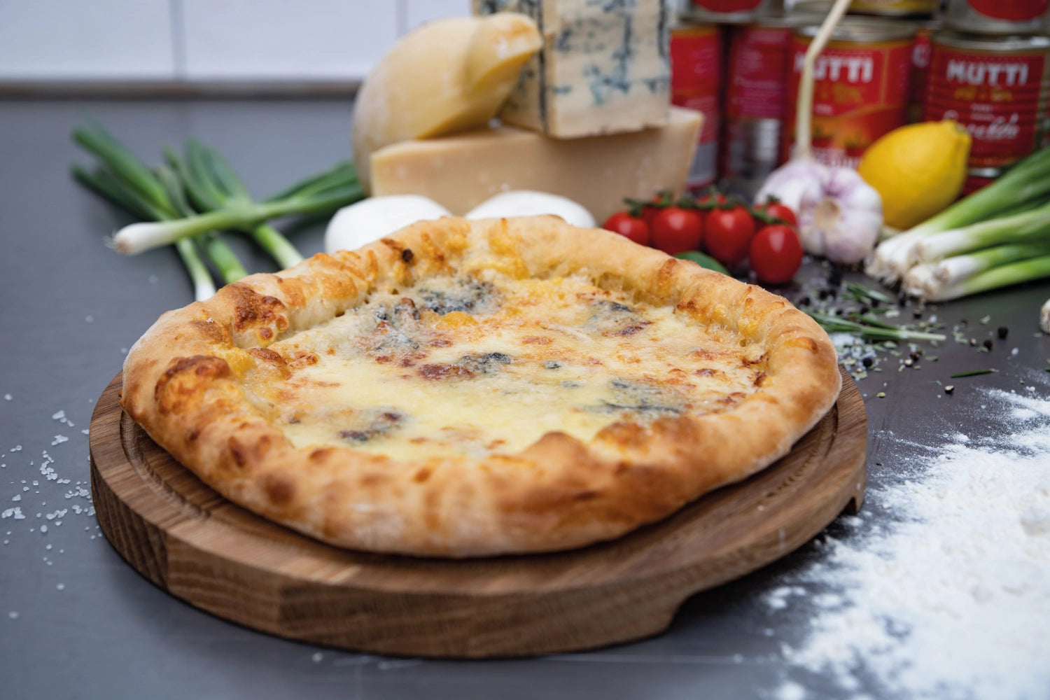 Elegantes Pizzabrett aus hochwertigem Eichenholz von Boska, Ø29 cm, ideal für die Präsentation und Zubereitung von köstlicher Pizza.