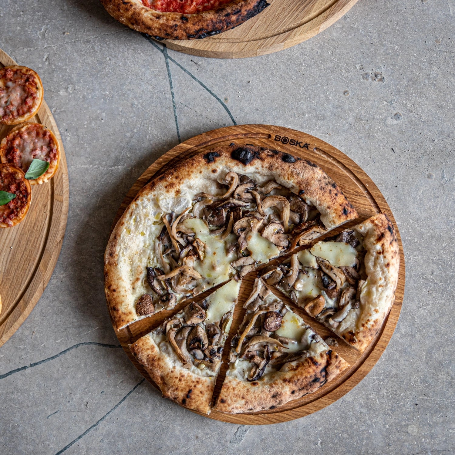 Rustikales Pizzabrett aus Eichenholz, Ø34 cm, ideal zum Servieren und Schneiden von Pizzen, robust und langlebig, perfekt für Pizza-Liebhaber.