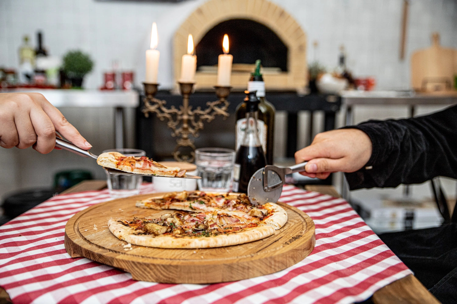 Hochwertiges Pizzabrett aus Eichenholz mit 34 cm Durchmesser, perfekt zum Servieren und Zubereiten von leckeren Pizzen.