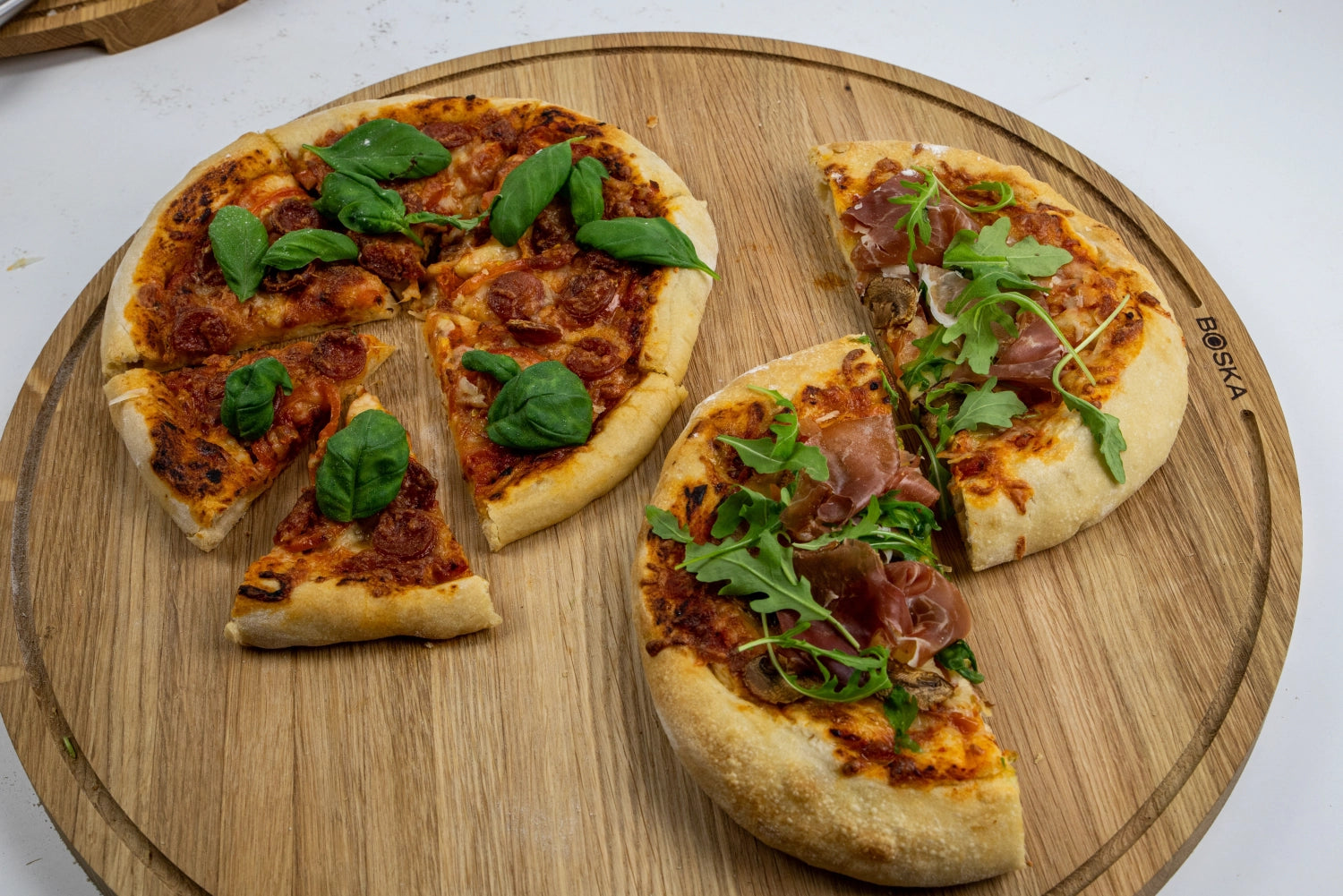 XXL Pizza Board "Friends" von Boska mit 47 cm Durchmesser, ideal für große Pizzas und gesellige Abende mit Freunden.