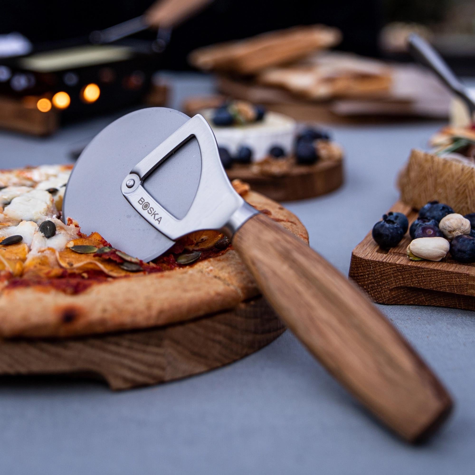 Erleben Sie das Pizzarad Oslo+ von Boska: Langlebig, stilvoll und ergonomisch. Perfekt für müheloses Schneiden von Pizza und Kuchen!