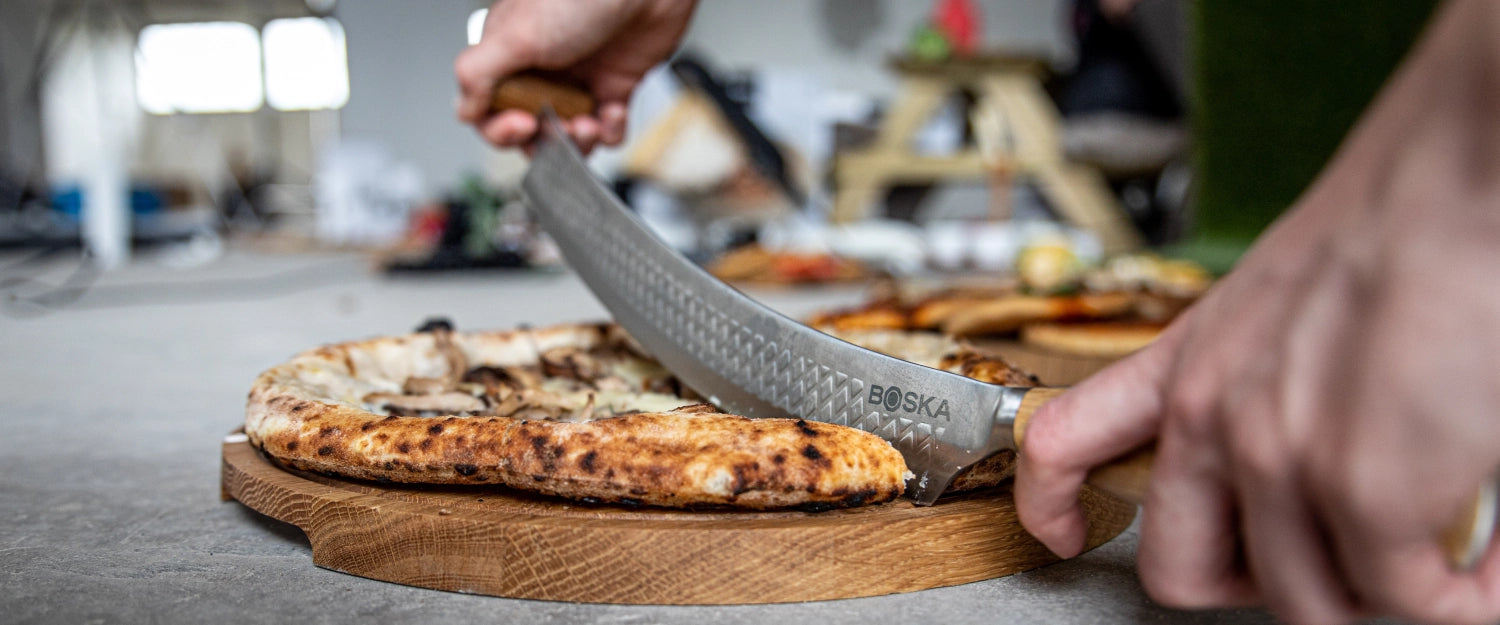 Hochwertiges Pizzamesser aus Edelstahl mit Griff aus Eichenholz, ideal zum präzisen Schneiden von Pizza, stilvolles Küchenwerkzeug von Boska.