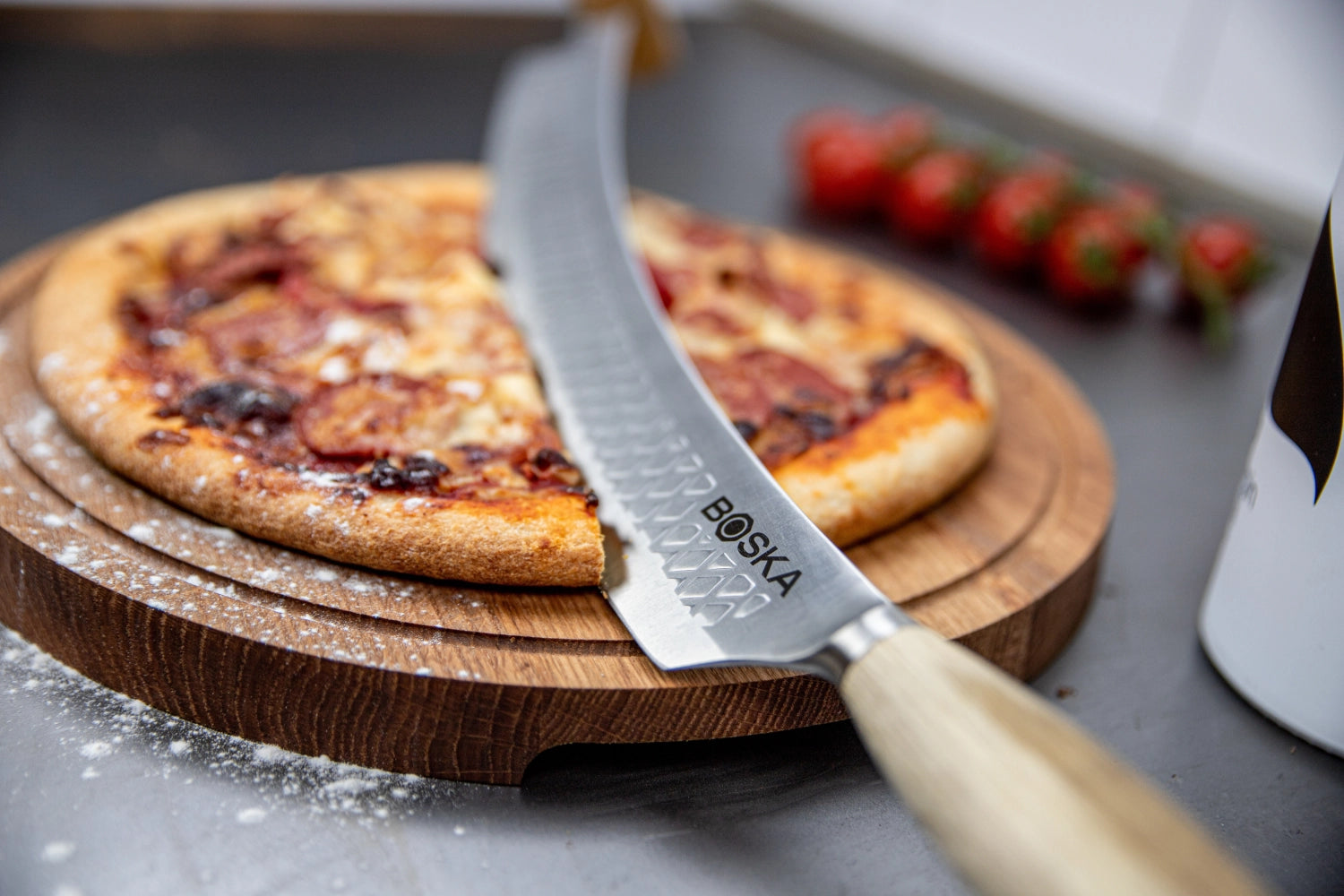 Elegantes Pizzamesser aus robustem Edelstahl mit edlem Eichenholzgriff, perfekt für das mühelose Schneiden von Pizza.